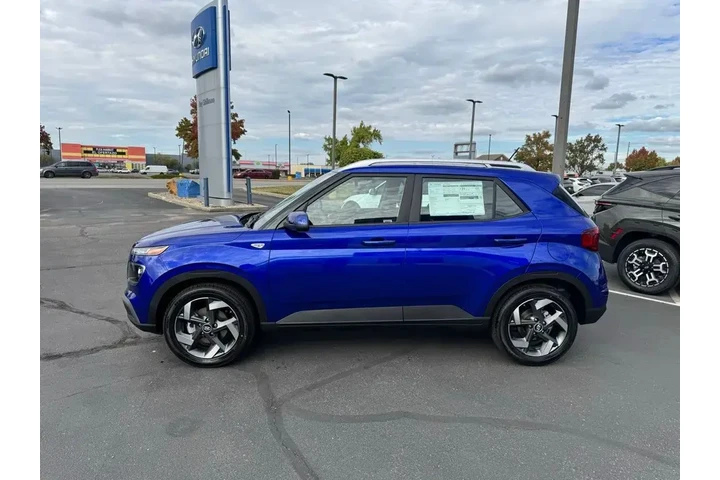 $25175 : Hyundai VENUE 2026 SEL 4dr C image 2