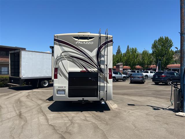 $109980 : 2016 Thor Motor Coach Palazzo image 5