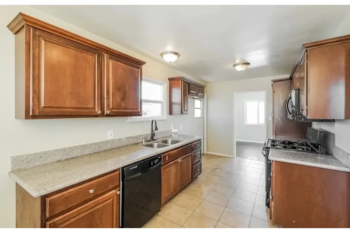 $4124 : Available 3Bed 1Bat in LA image 3