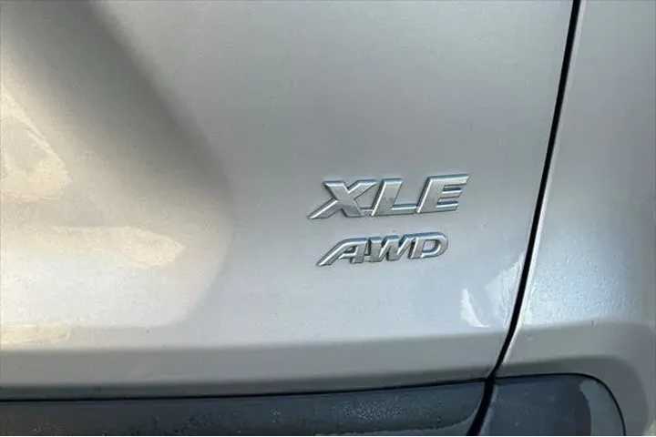 $29990 : Toyota RAV4 2021 AWD XLE 4dr image 7