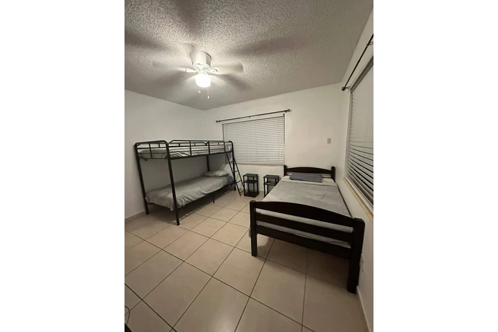 $750 : Hab.para varón de 3 personas image 3