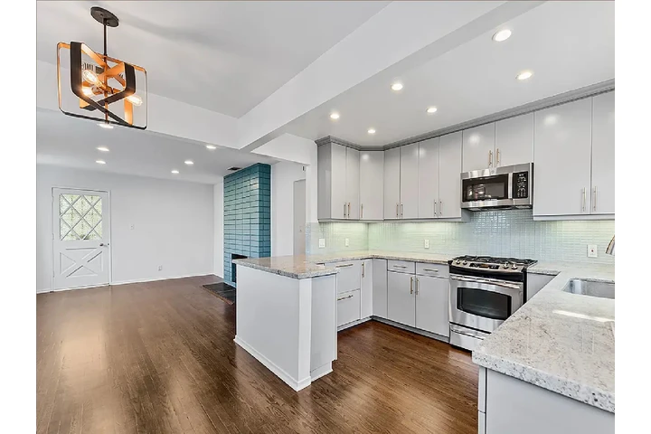 $1050 : freshly updated 3 bath home image 5