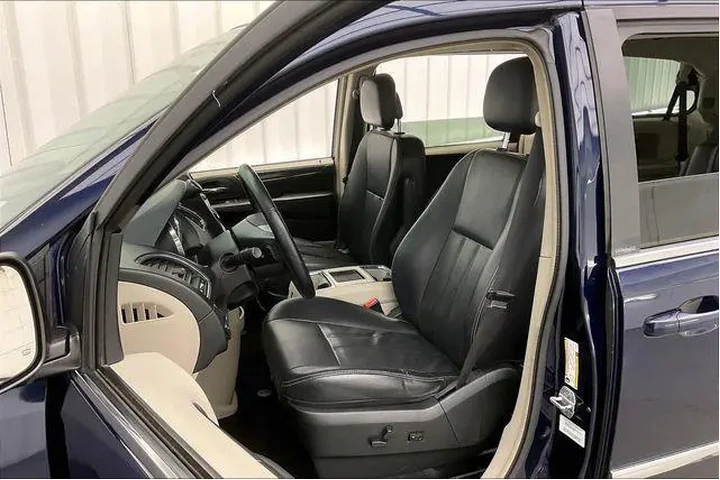 $4990 : Chrysler Town and Country 20 image 8