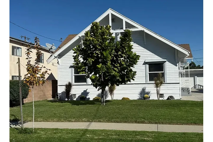 $2099 : *AMAZING COTTAGE-STYLE HOME 3- image 2