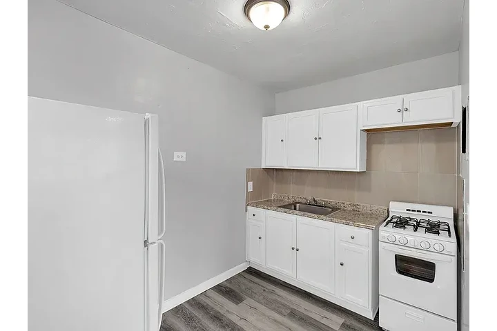 $1568 : Riverside image 5