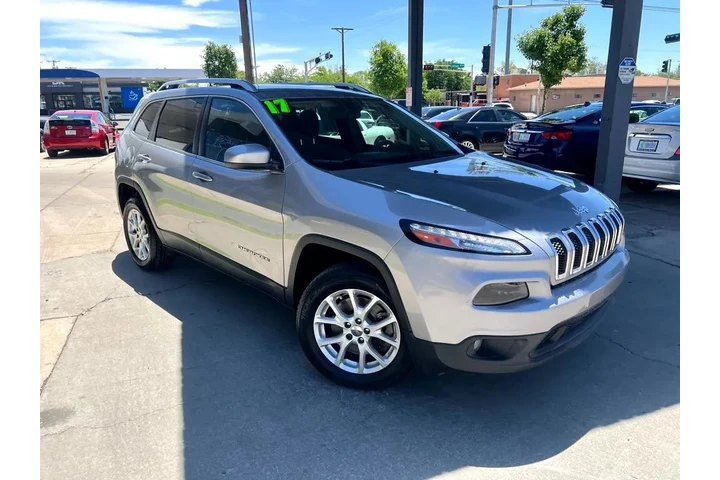 2017 Cherokee Latitude FWD image 3