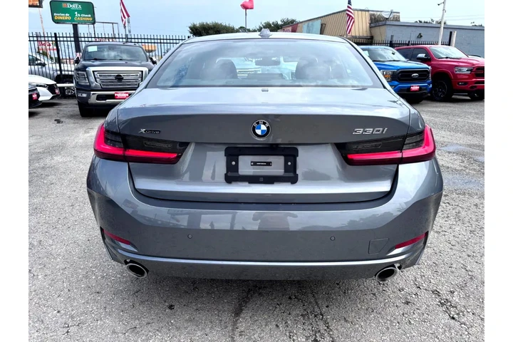 2024 BMW 3 Series 330i Sedan image 4
