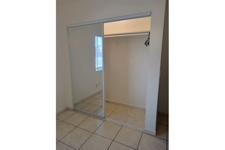 $800 : SE RENTA CUARTO AMPLIO EAST LA image 5