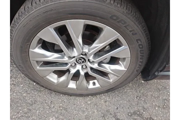 $29988 : Toyota RAV4 2021 AWD XLE Pre image 5