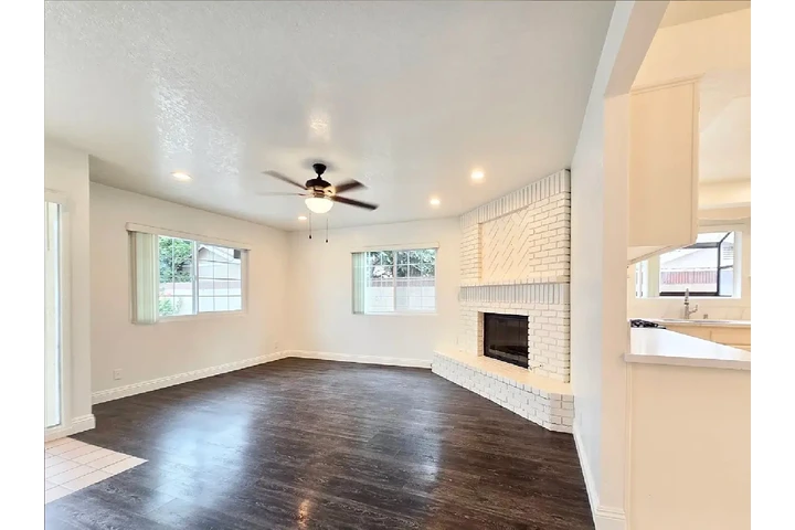 $1200 : Fully renovated single-family image 5
