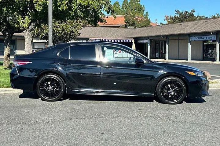 $17726 : Toyota Camry 2020 SE Nightsh image 7