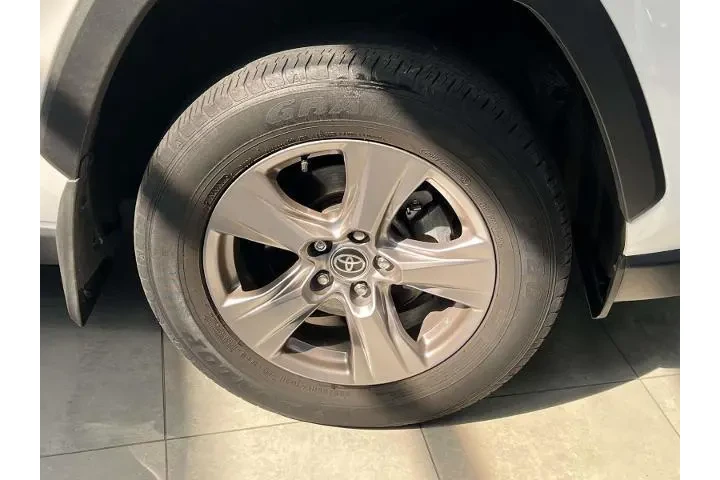 $30828 : Toyota RAV4 2023 AWD XLE 4dr image 8