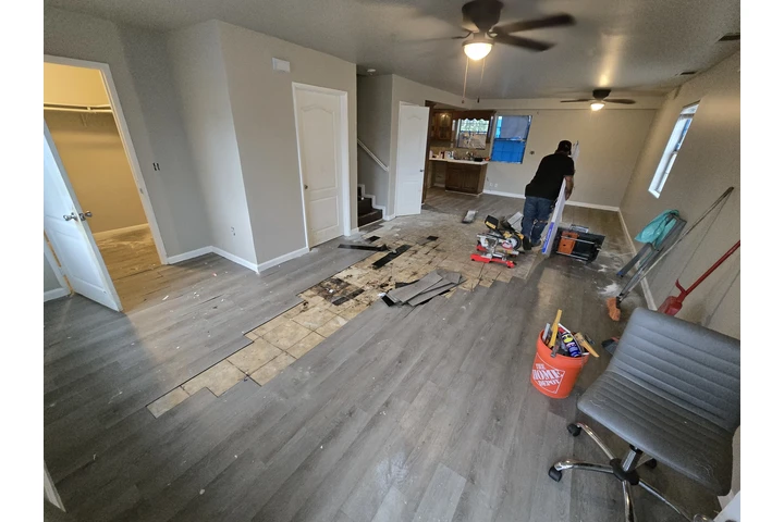 Pisos laminados y de vinyl image 1