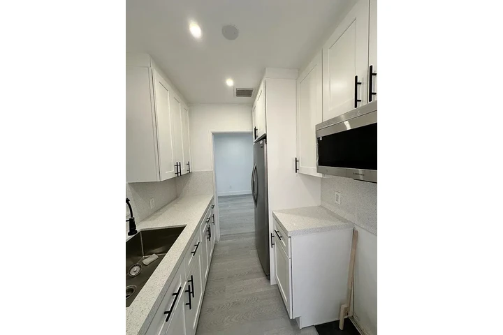 $700 : Beautiful Home...Miami, FL image 6