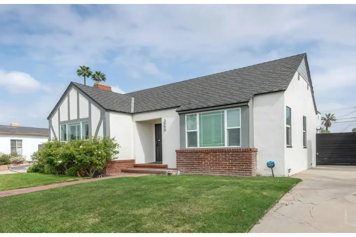 $2400 : 3 Bed 2 Bath House in Gardena image 2