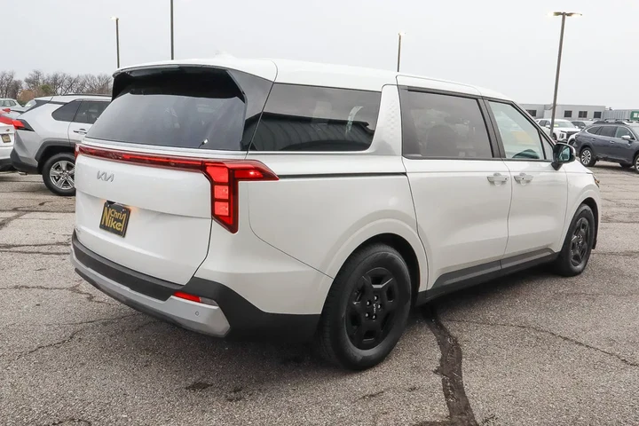 $34988 : 2025 Carnival LXS FWD image 4