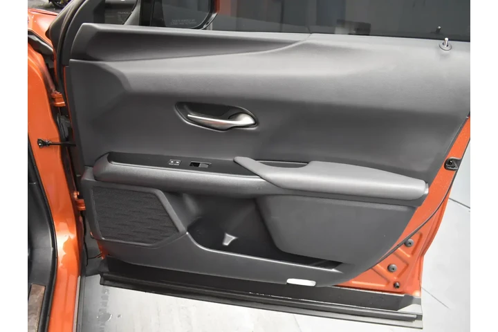 $17526 : Lexus UX 250h 2019 AWD 4dr C image 6