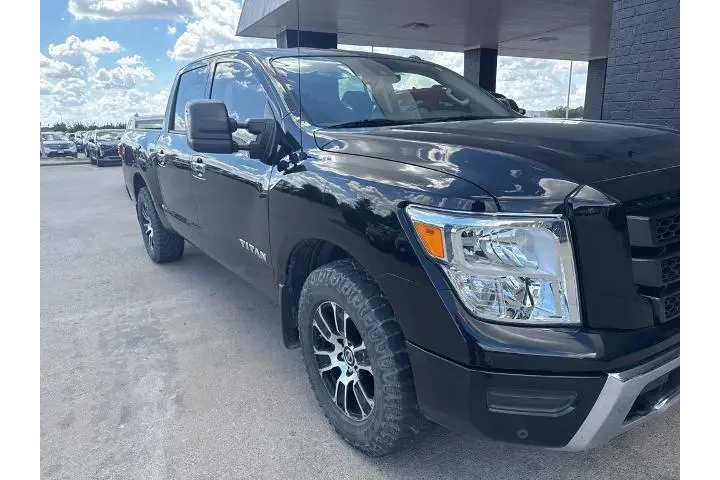 Nissan Titan 2021 4x2 SV 4dr image 3