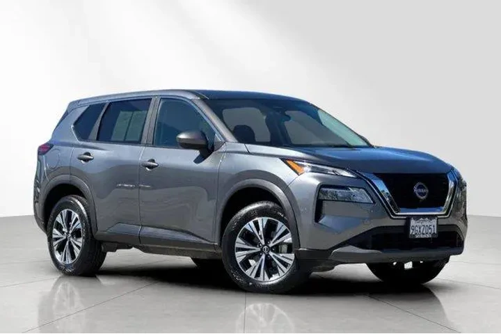 $22882 : Nissan Rogue 2023 SV 4dr Cro image 2