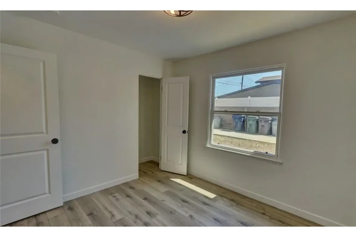 $2450 : 3 Bedroom House in Los Angeles image 6