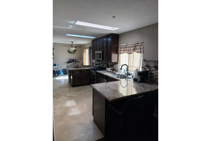 $3700 : RENTO CASA EN FONTANA image 4