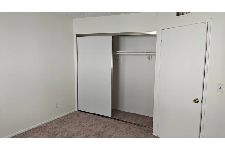 $1 : Rento cuarto y baño (Glendale) image 4