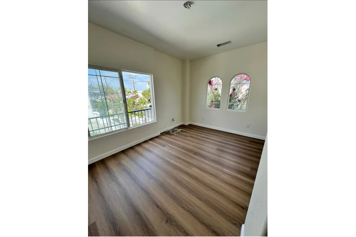 $1450 : 1Bed 1Bath in Fountain Ave, LA image 4