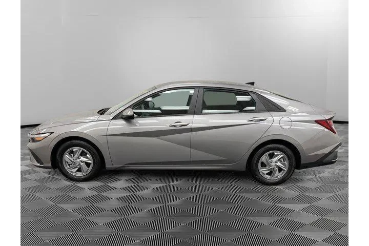 $19890 : Hyundai ELANTRA 2024 SE 4dr image 2