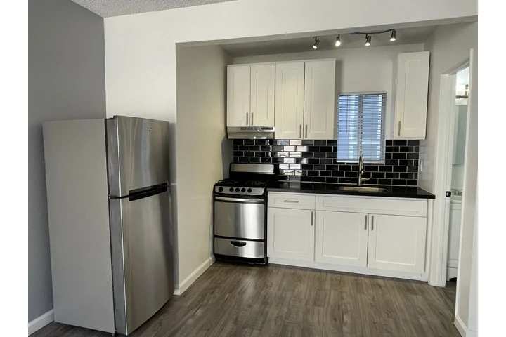 $1345 : SINGLE  FULLY RENOVATED APT image 3