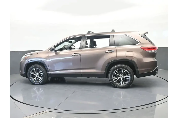 $17891 : Toyota Highlander 2019 LE 4d image 3