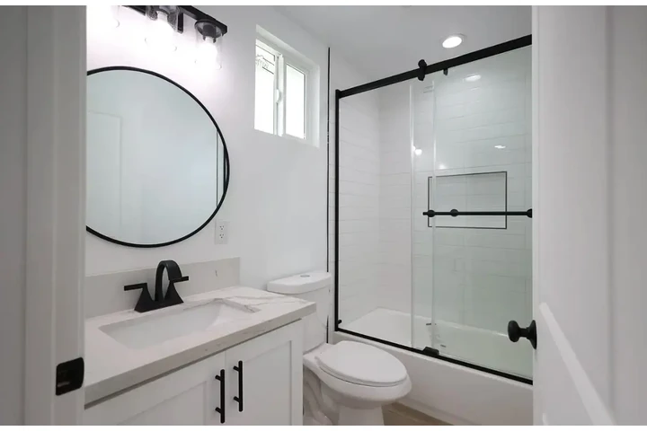 $2355 : Nice  3 bedroom house In LA image 9