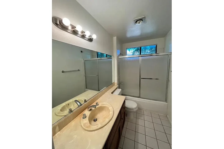 $2550 : 3 bedroom house in Koreatown image 10