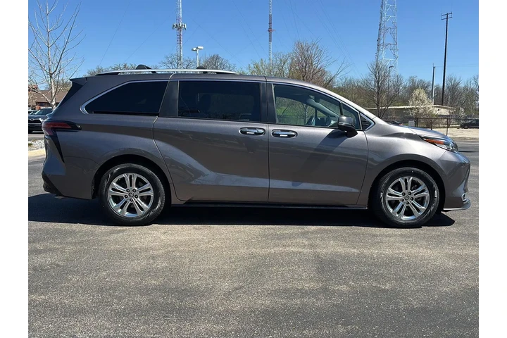 $45000 : Gold Certified 2022 Sienna Pl image 8