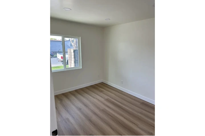 $850 : Cozy home image 6