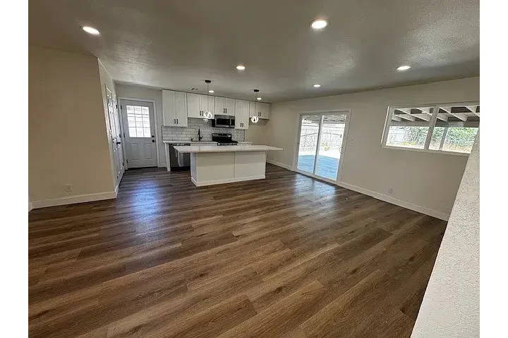 $900 : Beautiful Home...Fontana, CA image 2