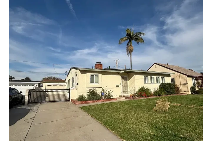 $1995 : Large Front house for rent🍄 image 2