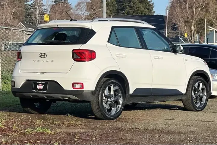 $19990 : Hyundai VENUE 2025 SEL 4dr C image 5