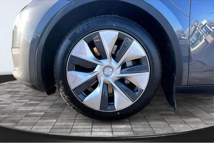 $18998 : Tesla Model Y 2021 AWD Long image 9