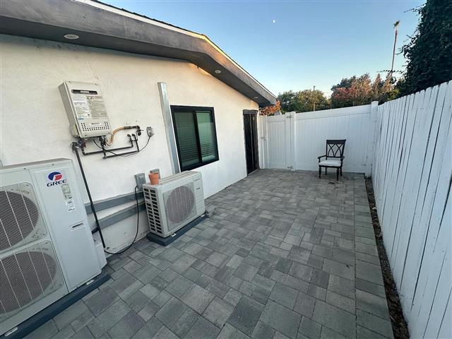 $1150 : Private Gated House in Reseda image 2