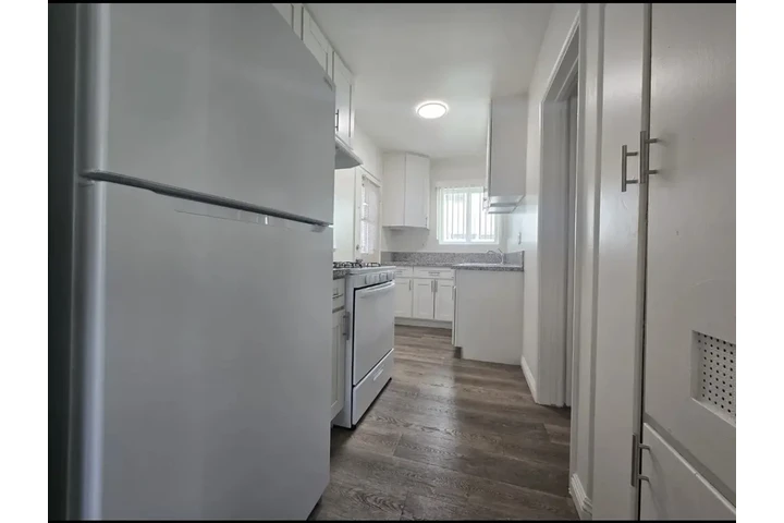 $1500 : Authentically  pleasing house image 4