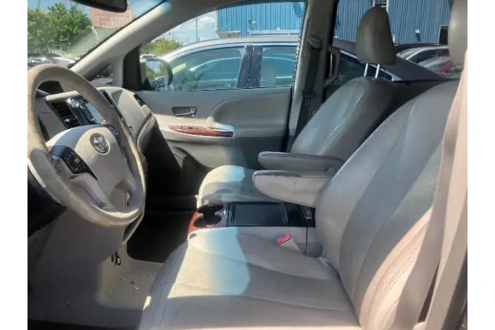 $14500 : 2013 Sienna image 9