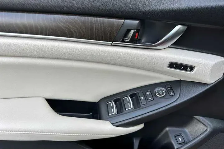 $22729 : Honda Accord 2018 Touring 4d image 10