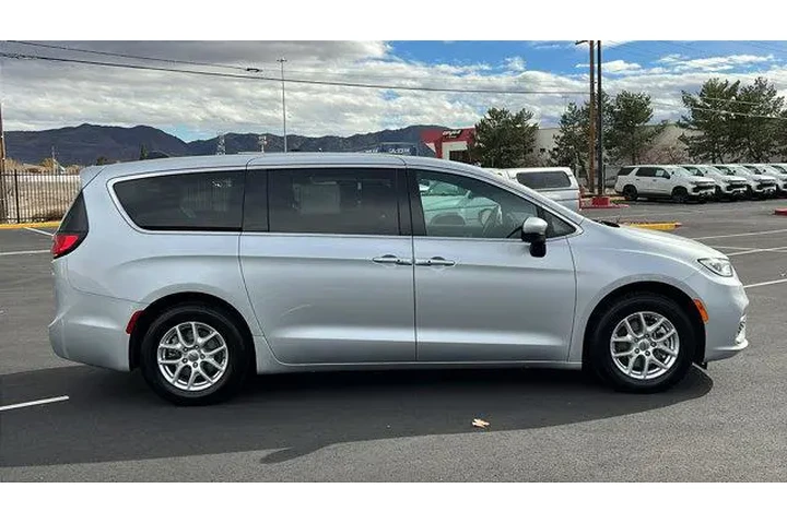 $29984 : Chrysler Pacifica 2023 Touri image 4