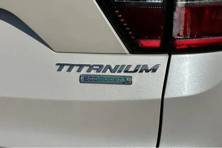 $12552 : Ford Escape 2017 Titanium 4d image 9