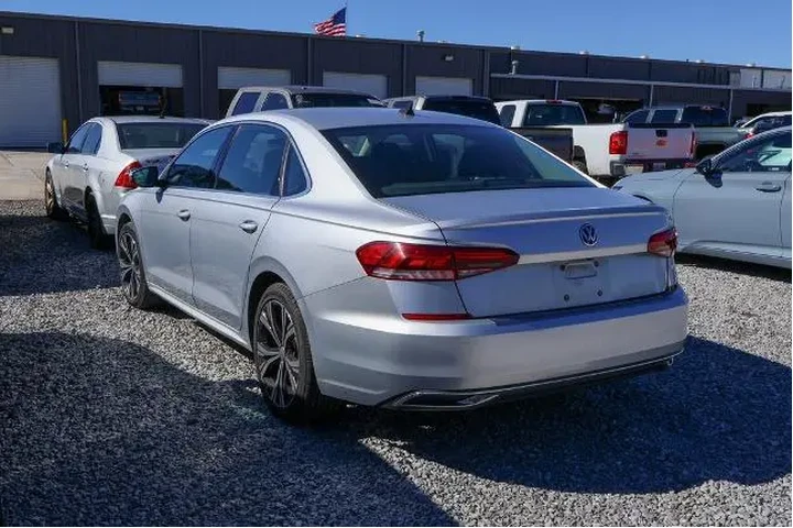 $14994 : Volkswagen Passat 2021 SE 4d image 4