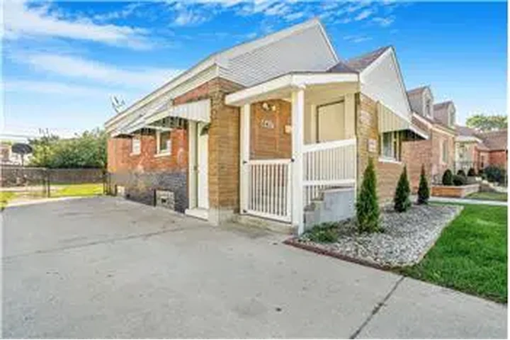 $1350 : Rental property with 2 bedro image 3