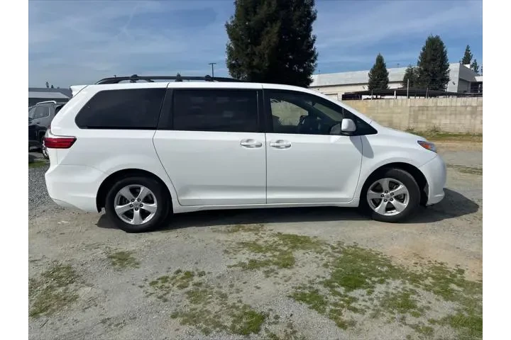 $12999 : Toyota Sienna 2017 LE 7-Pass image 3