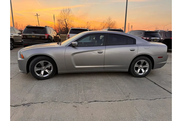 $9999 : 2011 Charger SE image 3