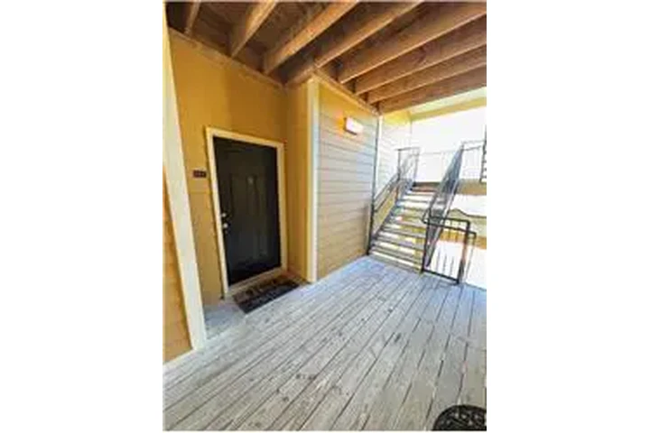 $2000 : Rental property with 2 bedro image 2