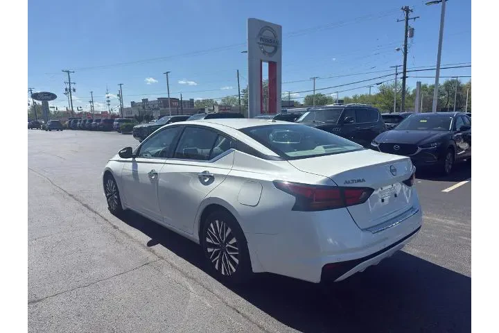 $18995 : Nissan Altima 2023 2.5 SV 4d image 6